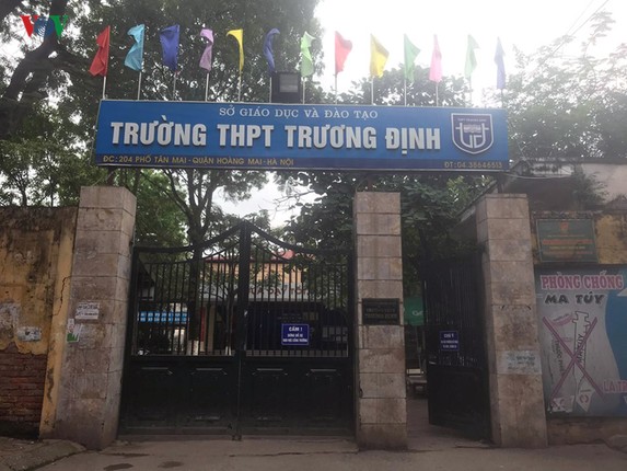 Anh: Thay, tro vua hoc, vua nom nop lo truong do sap o Ha Noi