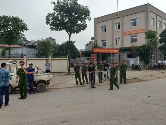 Phan doi chu dau tu Hancorp, cu dan Ngoai Giao Doan lai xuong duong-Hinh-7