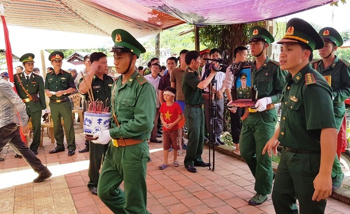 Dam nuoc mat canh tien dua Thieu ta bien phong Vi Van Nhat-Hinh-3