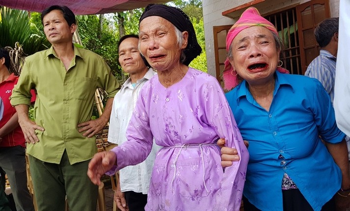 Dam nuoc mat canh tien dua Thieu ta bien phong Vi Van Nhat-Hinh-4