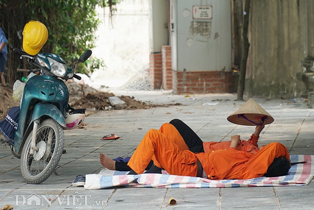 Anh: Cach nguoi dan Ha Noi vat va vuot qua cai nang 40 do C-Hinh-8