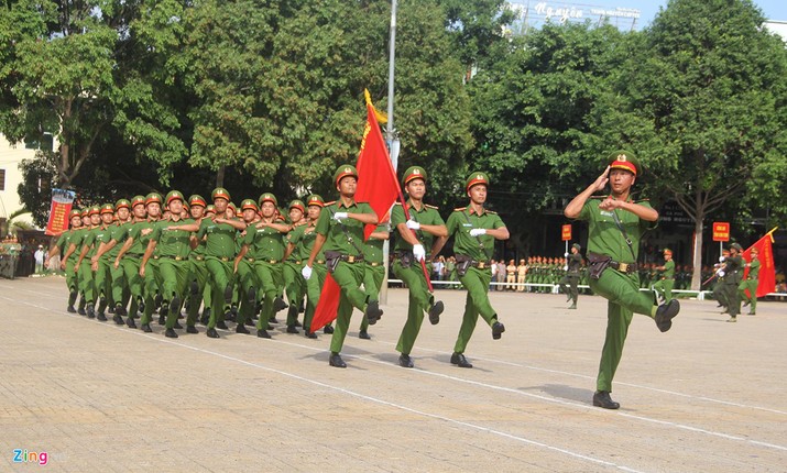 Ve dep khong no roi mat khoi cac “bong hong thep” om sung-Hinh-2