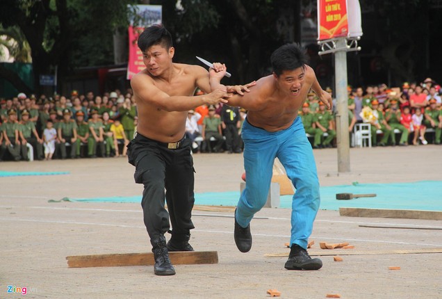 Ve dep khong no roi mat khoi cac “bong hong thep” om sung-Hinh-5