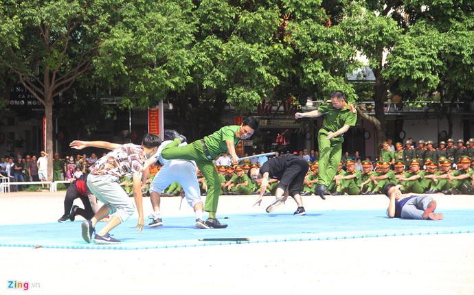 Ve dep khong no roi mat khoi cac “bong hong thep” om sung-Hinh-9