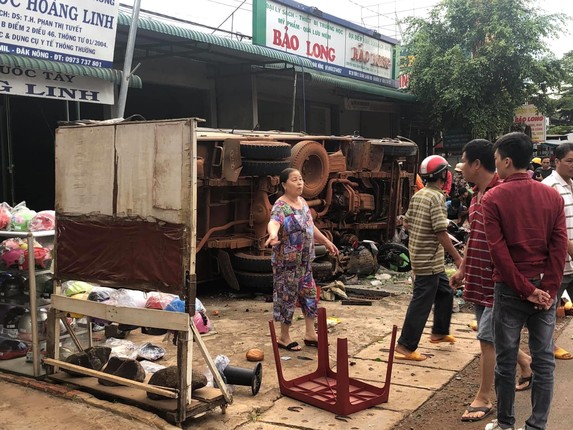 Hien truong xe tai no lop lao vao cho, nguoi thuong vong nam la liet-Hinh-7