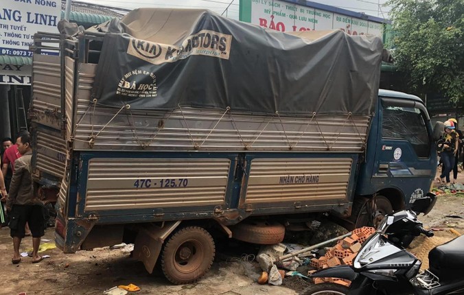 Hien truong xe tai no lop lao vao cho, nguoi thuong vong nam la liet