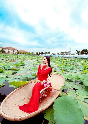 Ngam dan sao Viet dep diu dang ben hoa Sen-Hinh-7