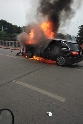 Hien truong o to hang sang Mercedes GLC 300 chay rui, mot nguoi tu vong-Hinh-5