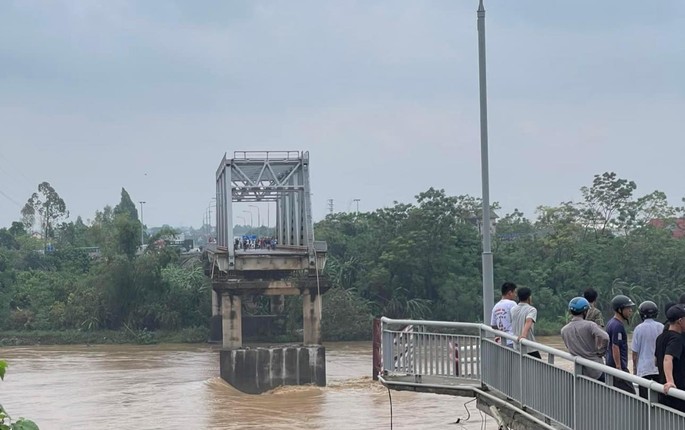 View - 	Cận cảnh khu vực cầu Phong Châu bị sập ở Phú Thọ