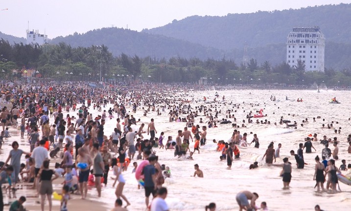 Nghe An: Bien Cua Lo hut khach dip le-Hinh-2