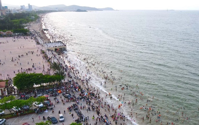 Nghe An: Bien Cua Lo hut khach dip le-Hinh-3