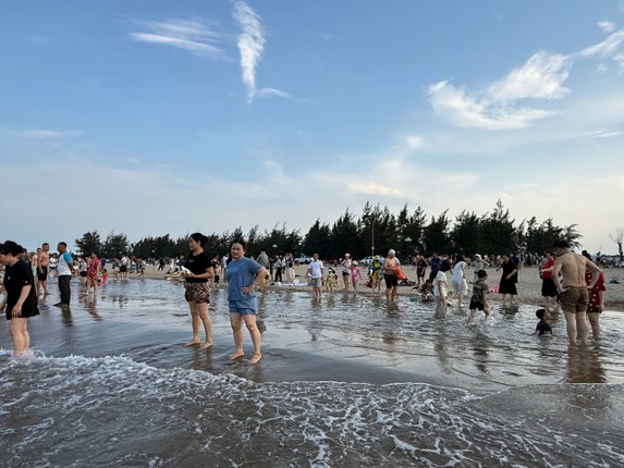 Nghe An: Bien Cua Lo hut khach dip le-Hinh-5