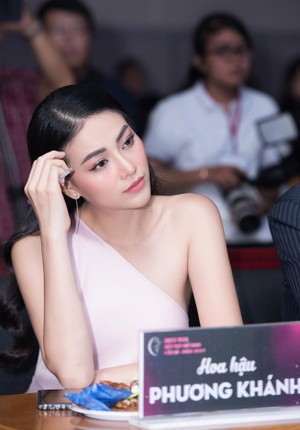 Hoa hau Phuong Khanh tro thanh sao nhieu thi phi nhat showbiz Viet the nao?-Hinh-9