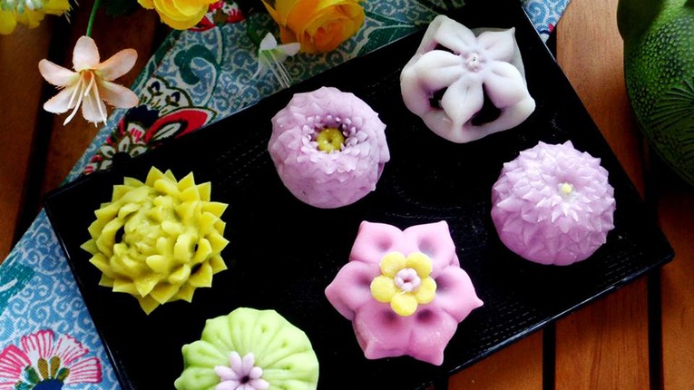 Man nhan ngam mon banh Wagashi dep nhu hoa cua Nhat