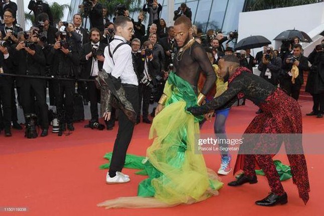 Het hon voi nhung 'pha thoi trang' lo lang, quai di cua sao nam tai LHP Cannes 2019