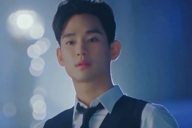 Kim Soo Hyun tro lai sau 3 nam vang bong voi hinh anh lich lam trong phim moi