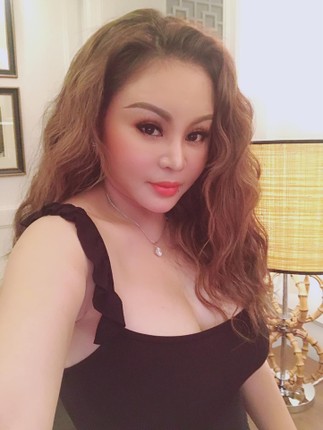 Phat 'sot' voi gu thoi trang nong bong, goi cam cua dien vien Le Giang-Hinh-3