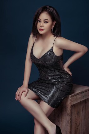 Phat 'sot' voi gu thoi trang nong bong, goi cam cua dien vien Le Giang