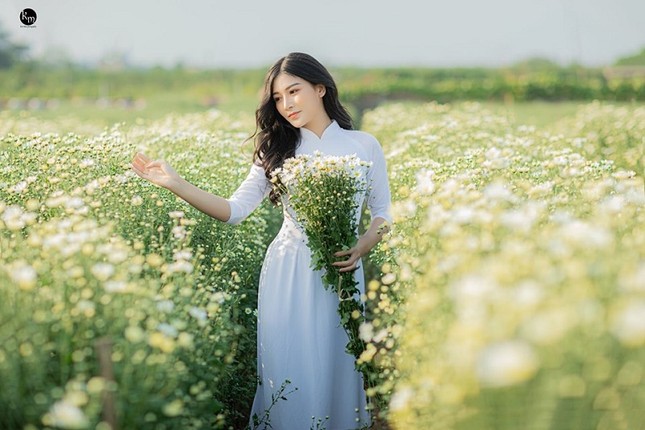 Sao viet tro nen diu dang trong ta ao dai ben cuc hoa mi-Hinh-10