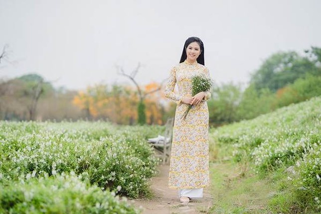 Sao viet tro nen diu dang trong ta ao dai ben cuc hoa mi-Hinh-4