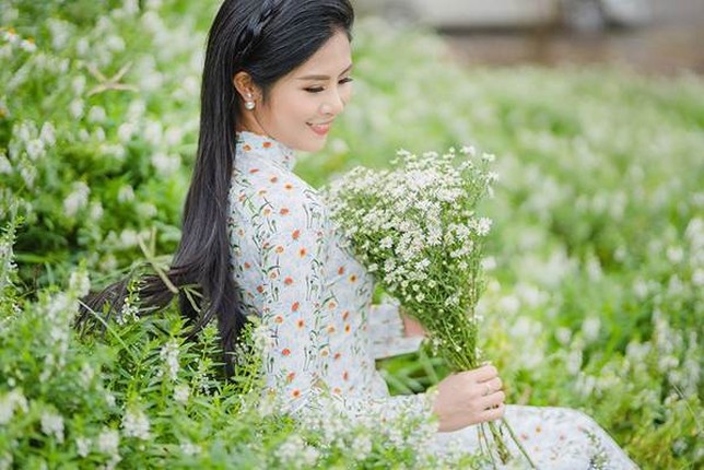 Sao viet tro nen diu dang trong ta ao dai ben cuc hoa mi-Hinh-5