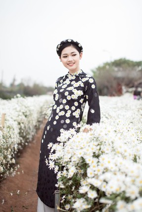 Sao viet tro nen diu dang trong ta ao dai ben cuc hoa mi-Hinh-7