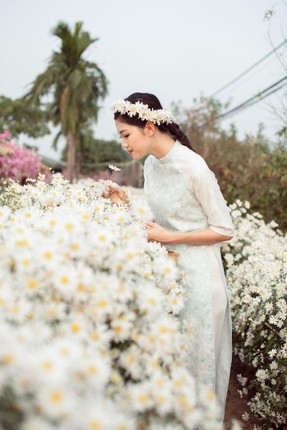 Sao viet tro nen diu dang trong ta ao dai ben cuc hoa mi-Hinh-8