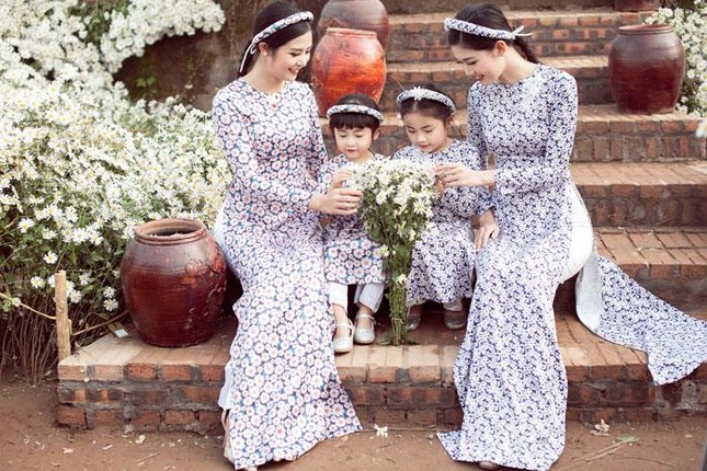 Sao viet tro nen diu dang trong ta ao dai ben cuc hoa mi-Hinh-9