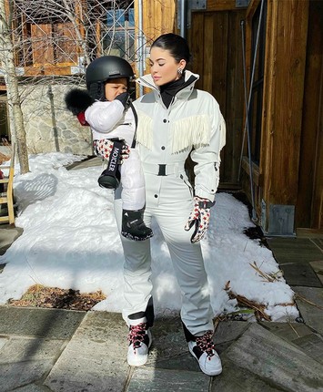 Phong cach thoi trang doi gay sot cua nu ti phu Kylie Jenner va con gai-Hinh-6