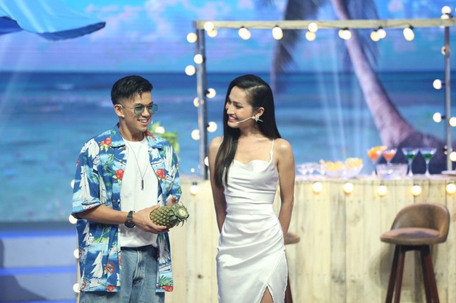 Hoa hau chuyen gioi to tinh ca si Trong Hieu an mac cuc goi cam