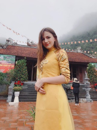 Nu DJ Ukraine van nong bong trong ta ao dai duyen dang-Hinh-2