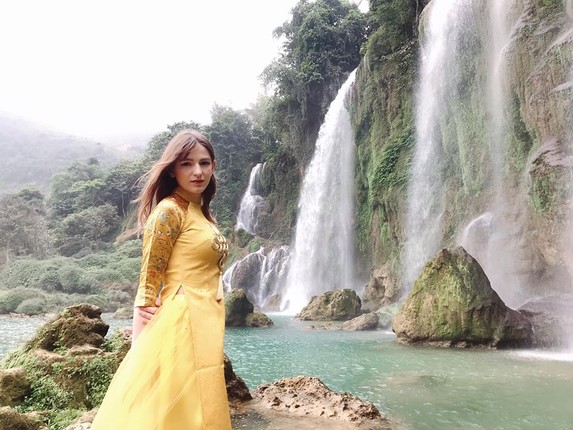 Nu DJ Ukraine van nong bong trong ta ao dai duyen dang-Hinh-3