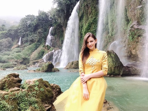 Nu DJ Ukraine van nong bong trong ta ao dai duyen dang-Hinh-4