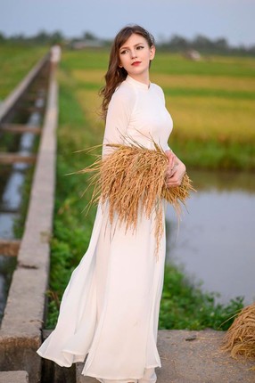 Nu DJ Ukraine van nong bong trong ta ao dai duyen dang-Hinh-7