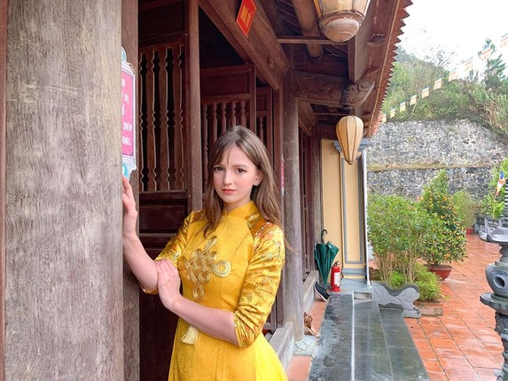 Nu DJ Ukraine van nong bong trong ta ao dai duyen dang