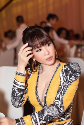 Gu thoi trang nong bong cua Hoa hau Thu Hoai kiem 10 ty moi thang-Hinh-2