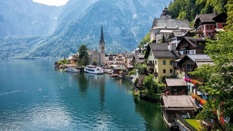 Truoc khi bi ba hoa ghe tham, Hallstatt la ngoi lang dep nhu tranh ve