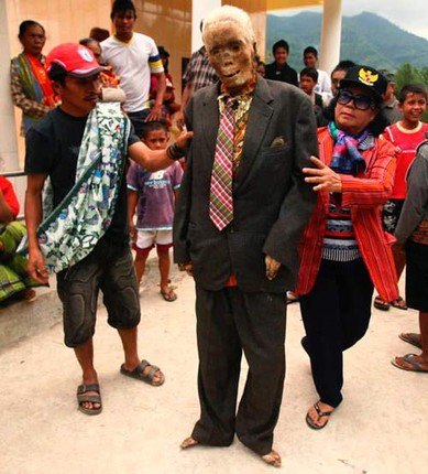 Hai hung tuc le dua nguoi chet ra khoi mo mac quan ao dua di khap lang-Hinh-2