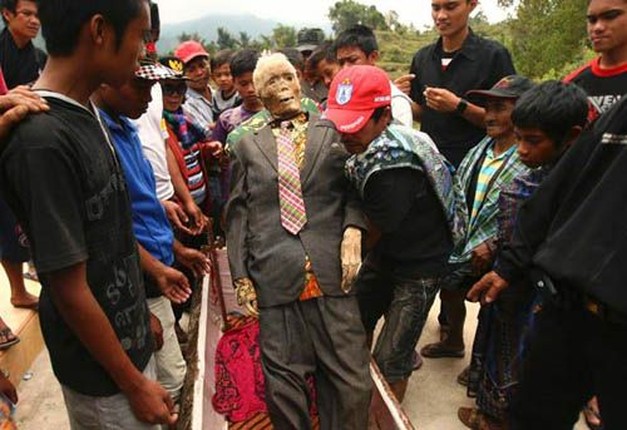 Hai hung tuc le dua nguoi chet ra khoi mo mac quan ao dua di khap lang-Hinh-7