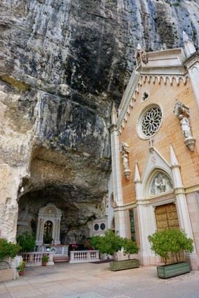 Can canh nha tho cheo leo tren vach nui da noi tieng chau Au-Hinh-6