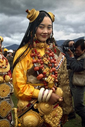 Doc dao bo toc deo vang tren nguoi de the hien dia vi-Hinh-5