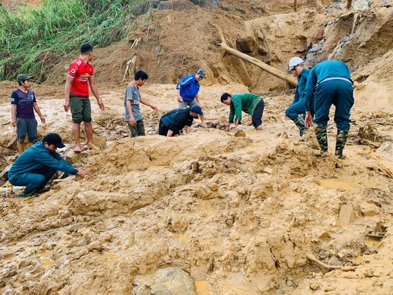 Nguoi Quang Nam khoc het nuoc mat vi tham hoa sat lo nui-Hinh-3