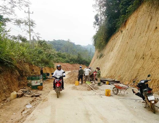 Nguoi Quang Nam khoc het nuoc mat vi tham hoa sat lo nui-Hinh-8