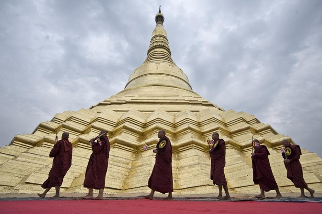 Ngoi chua co bao thap dat vang, kim cuong tuyet dep o Myanmar-Hinh-8