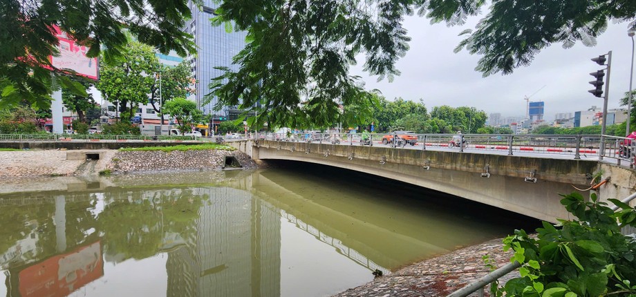 Muc nuoc song To Lich dang dan dang cao, doi mau-Hinh-3