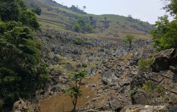 Ben trong hang dong hang trieu nam tuoi o Dien Bien