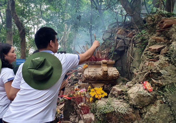 Kham pha nui thieng Than Dinh co chua Non, gieng Tien-Hinh-9