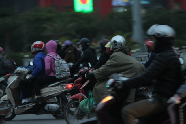 Lu luot nguoi dan “tay xach nach mang” tro ve Thu do sau dot nghi Tet 2019-Hinh-3