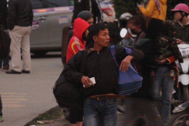 Lu luot nguoi dan “tay xach nach mang” tro ve Thu do sau dot nghi Tet 2019-Hinh-7