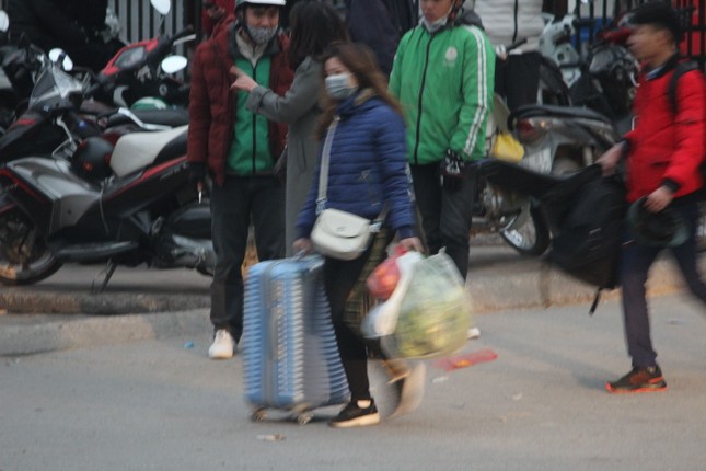 Lu luot nguoi dan “tay xach nach mang” tro ve Thu do sau dot nghi Tet 2019-Hinh-9